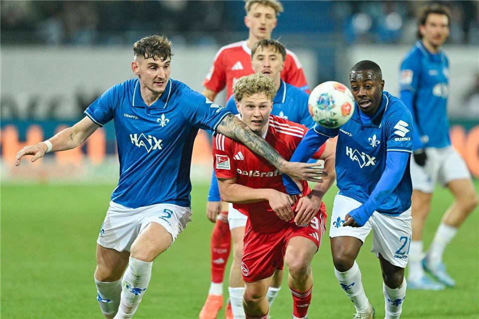 Nürnbergs Jungstürmer Piet Scobel (m) hat viel Gegenwehr.Uwe Anspach/dpa