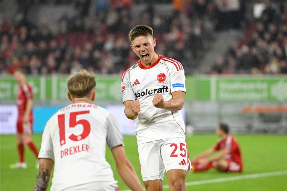 Nürnbergs Matchwinner Finn Becker (r) jubelt nach seinem Siegtor.Anke Waelischmiller/dpa
