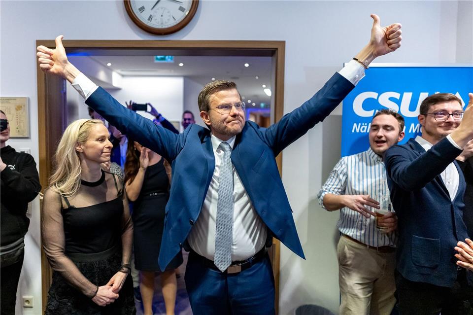 Nürnbergs Oberbürgermeister Marcus König (CSU) geht mit klarem Vorsprung und damit als Favorit in die Stichwahl gegen seinen Herausforderer Nasser Ahmed. Daniel Karmann/dpa