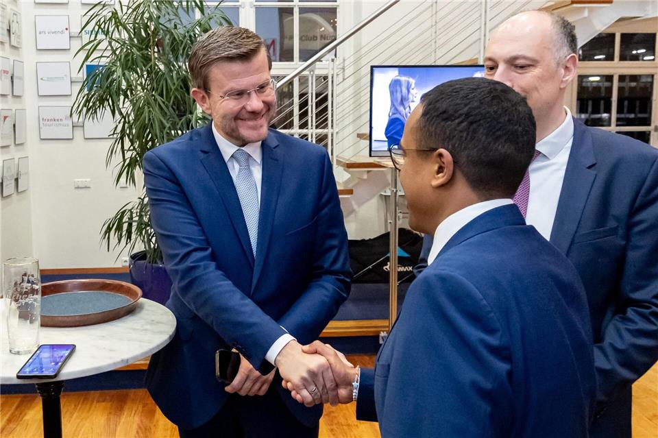 Nürnbergs Oberbürgermeister Marcus König (CSU, links) geht mit klarem Vorsprung und damit als Favorit in die Stichwahl gegen seinen Herausforderer Nasser Ahmed. Daniel Karmann/dpa