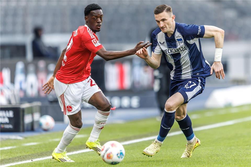 Nürnbergs Rabby Nzingoula im Zweikampf mit Herthas Niklas Kolbe.Andreas Gora/dpa