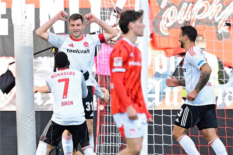 Klose und der Club knöpfen Kaiserslautern Punkt ab Nürnbergs Robin Knoche (erhobene Arme) lässt sich für den späten Ausgleich feiern Uwe Anspach/dpa