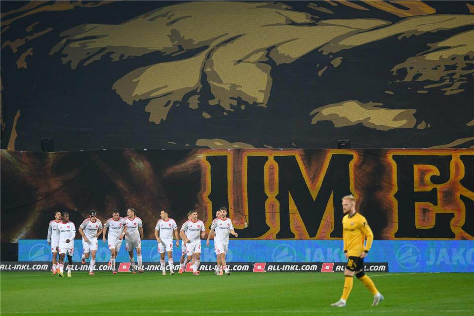 Nürnbergs Spieler jubeln nach dem Tor zum 0:1.Robert Michael/dpa