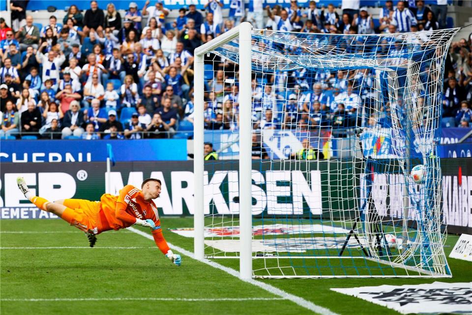 Nürnbergs Torwart Jan Reichert ist bei Karlsruhes 1:0 ohne Abwehrchance.Philipp von Ditfurth/dpa
