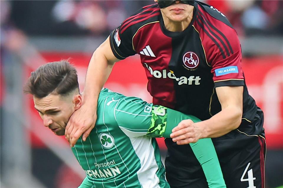 Nürnbergs Verteidiger Fabio Gruber (r) im Luftkampf mit Fürths Branimir Hrgota. Daniel Karmann/dpa