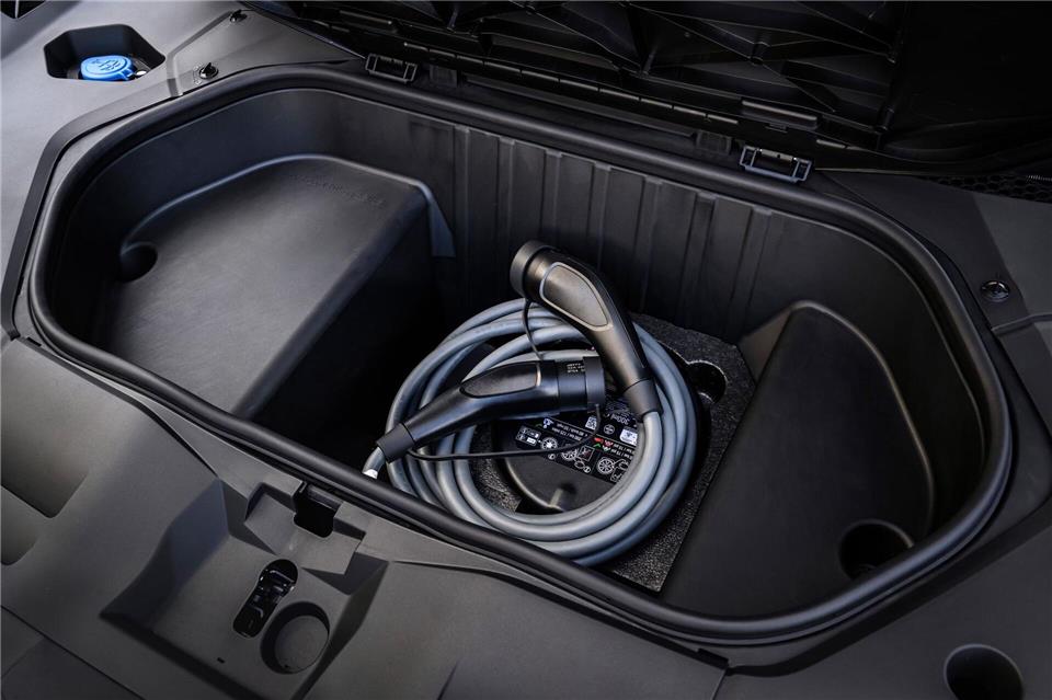 Nützliche Nische: Im 58 Liter großen Frunk unter der Fronthaube lässt sich noch so manches verstauen.Uwe Fischer/BMW AG/dpa-tmn