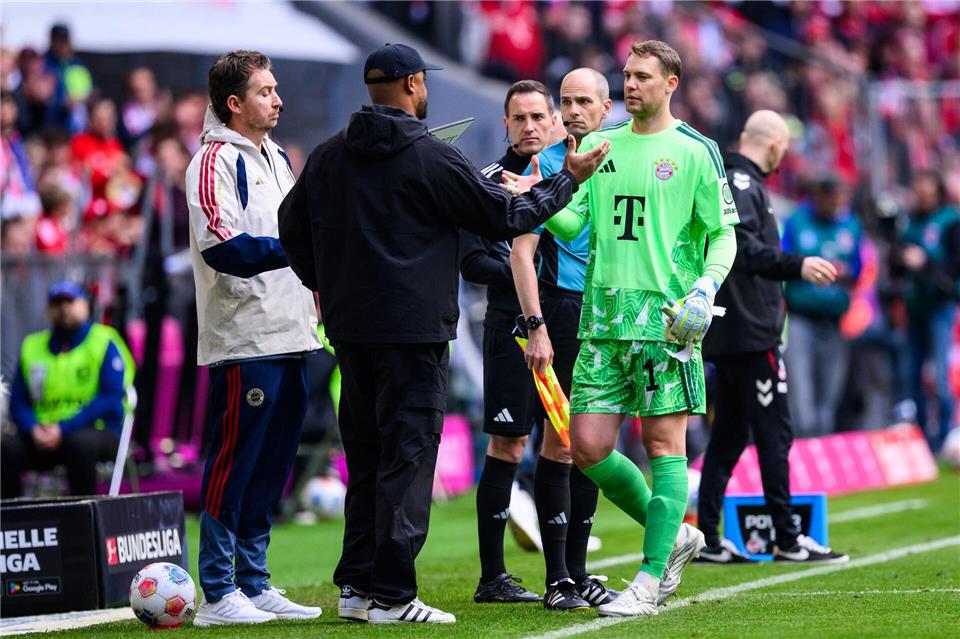 Nummer eins bei der WM, Zuschauer beim Pokalfinale? Bei Manuel Neuer (r), hier bei seiner Auswechslung gegen Köln, zwickt weiter die Wade. (Archivbild) Tom Weller/dpa