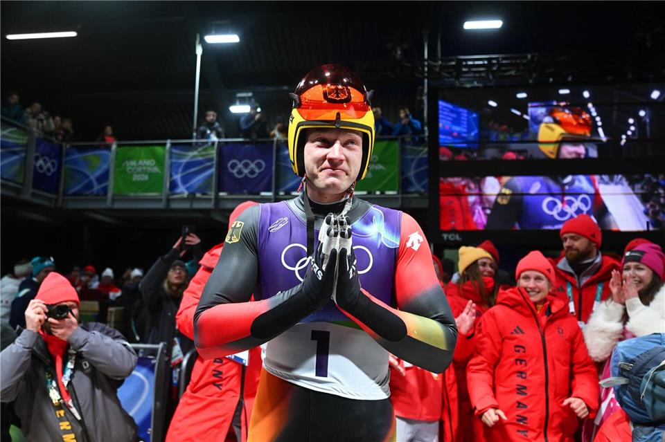 Nummer ist jetzt gespeichert, Ehrenwort: Rodel-Olympiasieger Max Langenhan drückte am Telefon aus Versehen Kanzler Friedrich Merz weg.Robert Michael/dpa