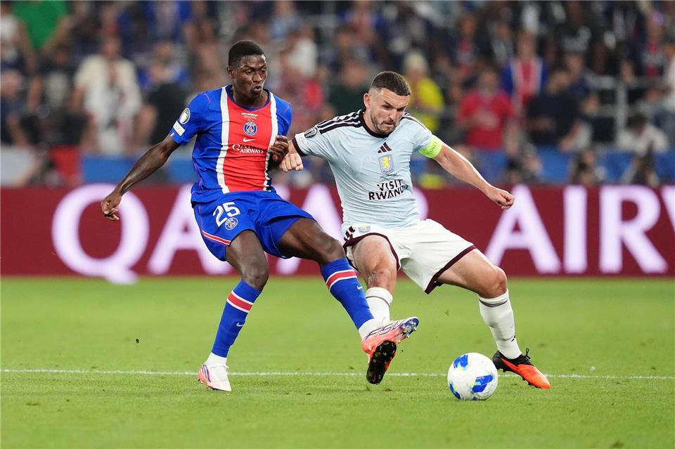 Nun Mendes von Paris Saint-Germain (links) und Aston-Villa-Profi John McGinn kämpfen um den Ball.Adam Davy/PA Wire/dpa