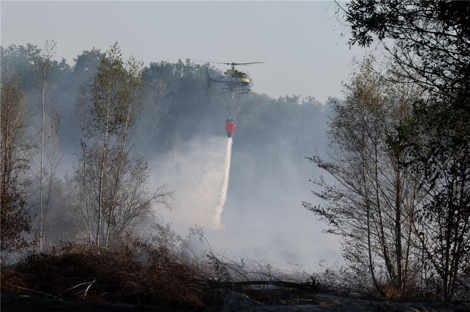 Nun bekämpft ein Löschhubschrauber den Brand.Bodo Schackow/dpa