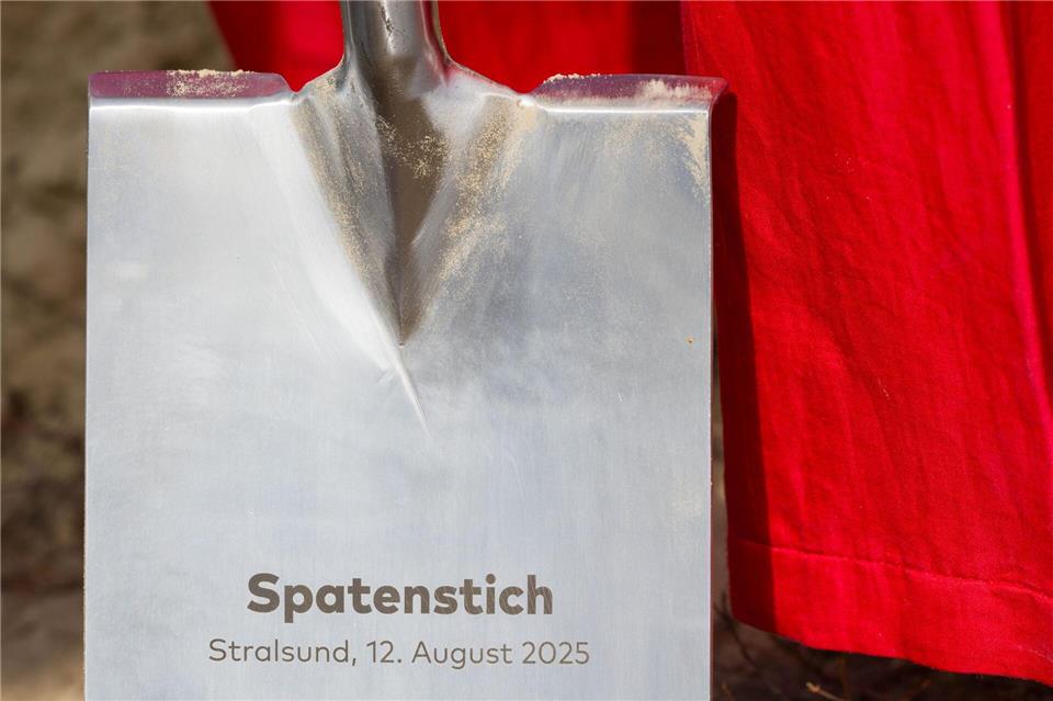 Nun erfolgte in Stralsund der Spatenstich für einen neuen Lager- und Bürostandort, von dem aus Apotheken beliefert werden sollen.Stefan Sauer/dpa