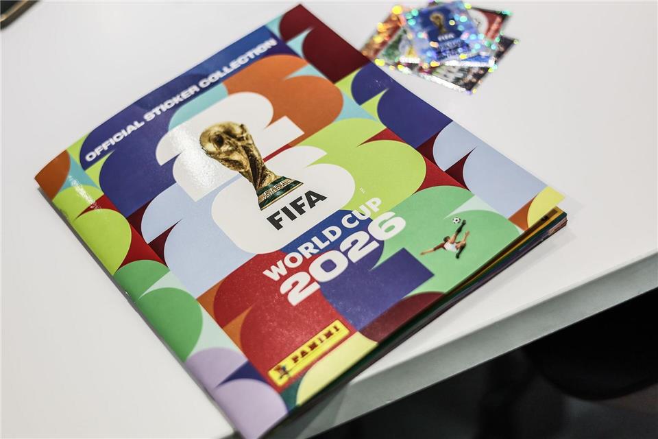 Nun erstmals mit 48 Mannschaften: das Panini-Sammelalbum zur Fußball-WM.Bruno Fahy/Belga/dpa