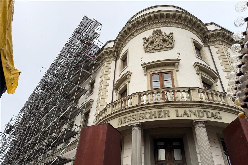 Nun ist beim Westflügel des hessischen Landtags ein Gerüst im Rahmen der langjährigen Sanierung aufgestellt worden.Jens Albes/dpa