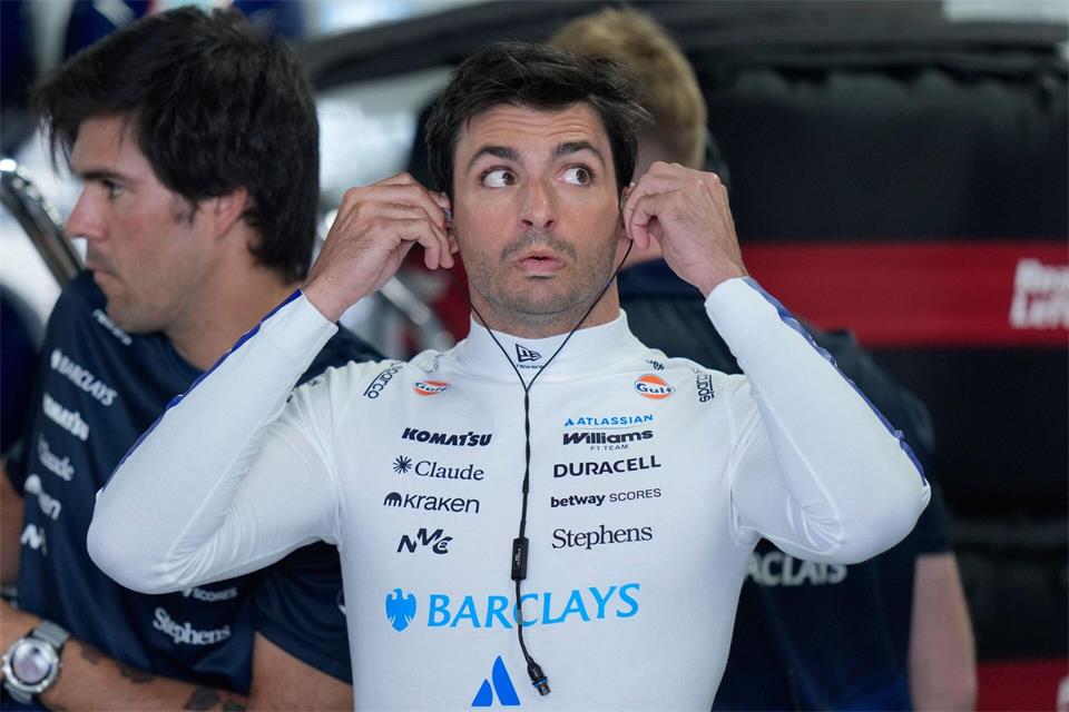 Nun ist klar, für welches Team Carlos Sainz auch im kommenden Jahr fahren wird. (Archivbild)Eugene Hoshiko/AP/dpa