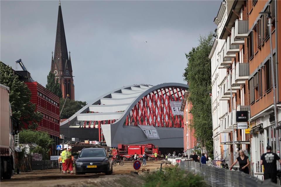 Nun ist sie da. Die neue Sternbrücke steht an ihrem Zielort.Christian Charisius/dpa