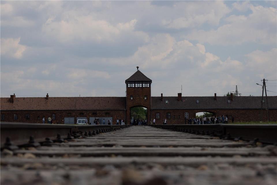 Nur 7.000 Überlebende fand die Rote Armee bei der Befreiung von Auschwitz 1945.Rolf Vennenbernd/dpa
