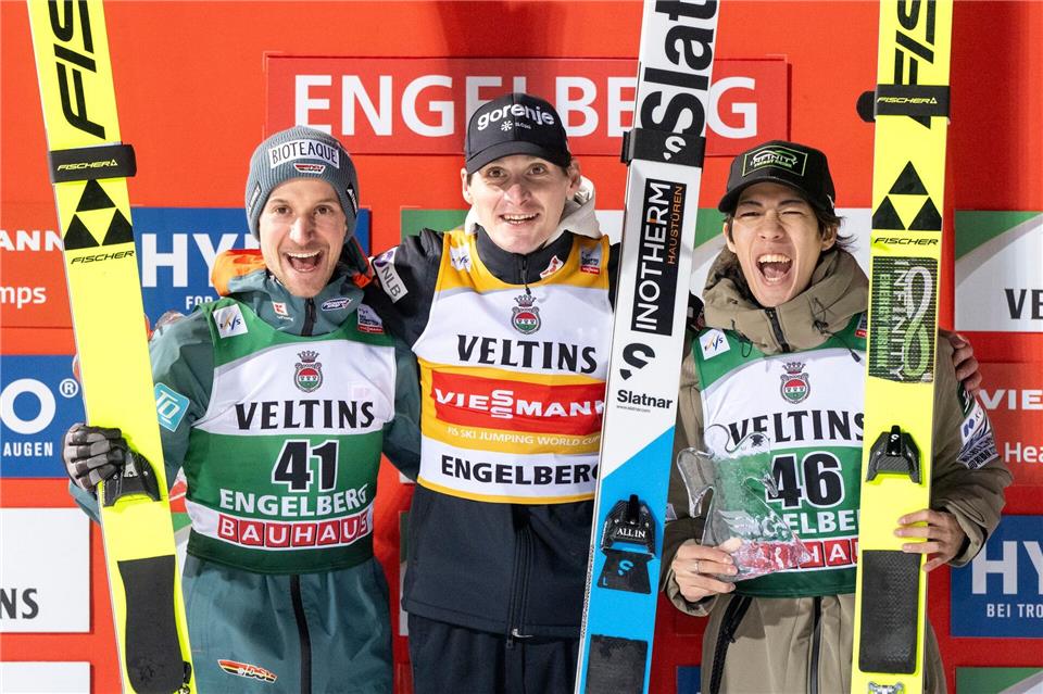 Nur Dauersieger Prevc (M) war am Samstag stärker als Hoffmann.Urs Flueeler/KEYSTONE/dpa