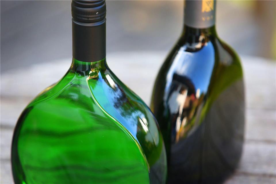 Nur Frankenweine dürfen in einen Bocksbeutel gefüllt werden. (Archivbild)picture alliance / Karl-Josef Hildenbrand/dpa