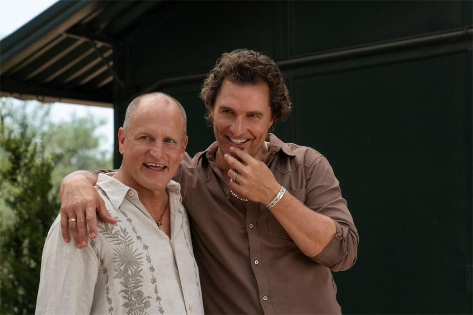 Nur Freunde oder Brüder? Woody Harrelson (l) und Matthew McConaughey mischen in „Brothers“ Realität und Fiktion.-/Apple TV/dpa