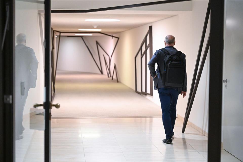 Nur Grünen und CDUlern wird Zugang zum Tunnel gewährt.   Bernd Wei�brod/dpa