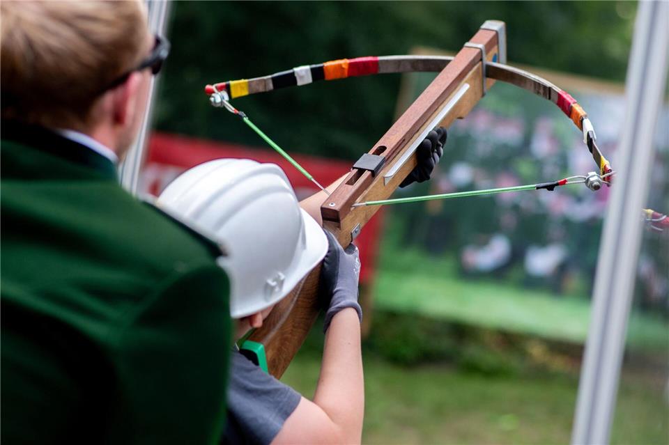 Nur Jungen dürfen beim Kinderschützenfest mit der Armbrust schießen. Hauke-Christian Dittrich/dpa