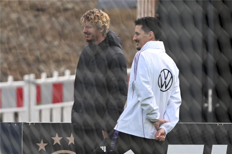 Nur Zuschauer beim Training: Nick Woltemade mit Co-Trainer Benjamin Hübner (r). Federico Gambarini/dpa