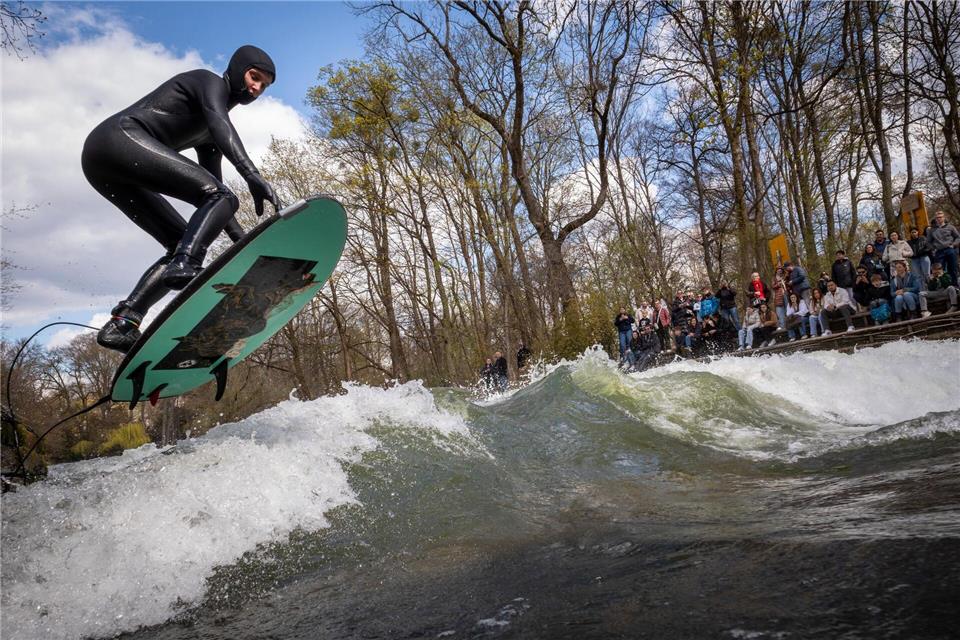 Nur am Karfreitag war Surfen kurz mal möglich. (Archivfoto) Peter Kneffel/dpa