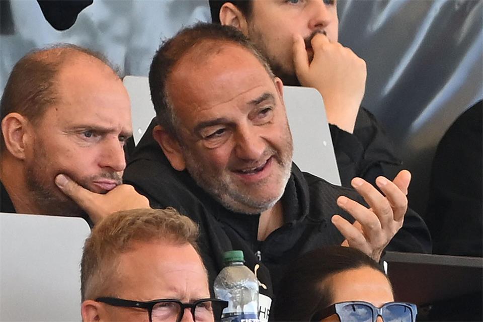 Nur auf der Tribüne: Heidenheims gesperrter Trainer Frank Schmidt (r).Carmen Jaspersen/dpa