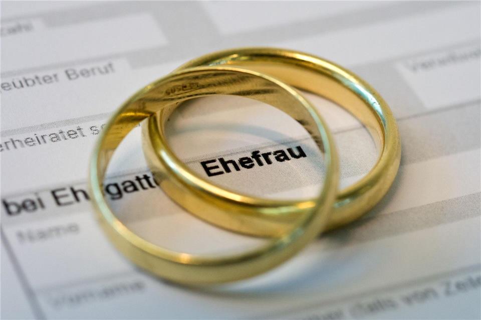 Nur aus steuerlichen Gründen geheiratet? Manchmal wird das Paaren jedenfalls unterstellt. Dabei lohnt sich die Ehe aus finanzieller Sicht gar nicht immer.Andrea Warnecke/dpa-tmn