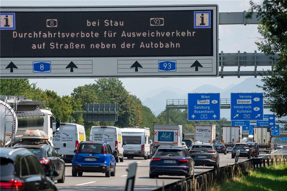 Nur bei Stau darf die Polizei in Bayern Autofahrer auf die Autobahn zurückschicken. (Symbolfoto)Stefan Puchner/dpa