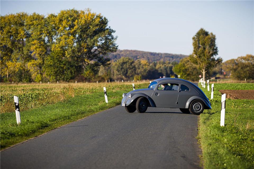 Ältester VW Käfer der Welt fährt wieder Nur bei trockenem Wetter fährt Traugott Grundmann sein Auto.Moritz Frankenberg/dpa