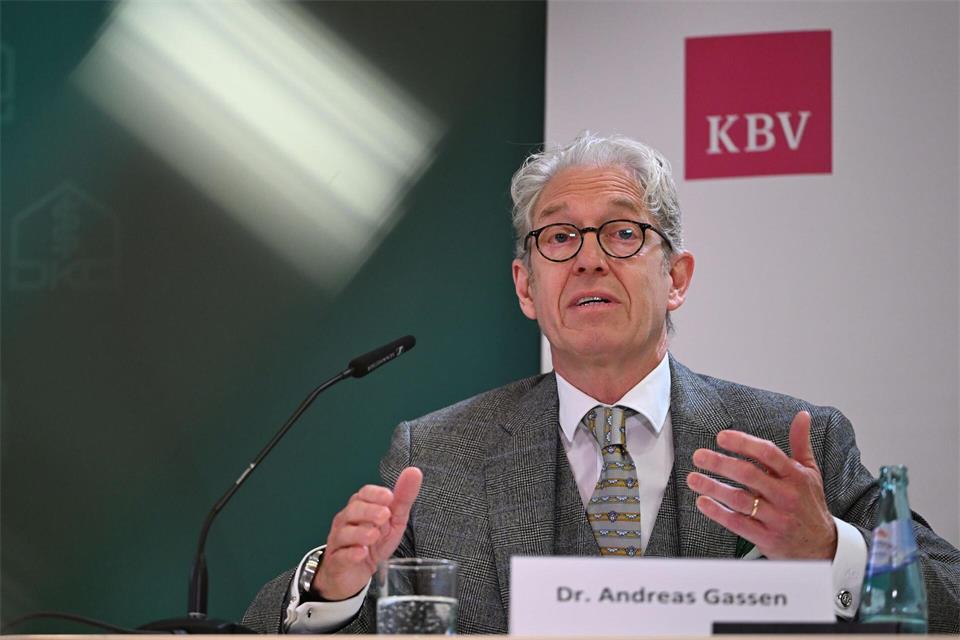 Nur bei zusätzlichem Geld für die ambulante Versorgung wird es nach Aussage von KBV-Chef Andreas Gassen mehr Termine geben können. (Archivbild)Markus Lenhardt/dpa