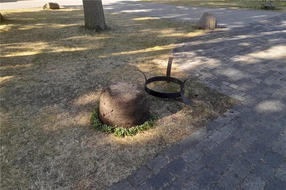 Nur die Bepflanzung des Kessels haben die Diebe zurückgelassen.
