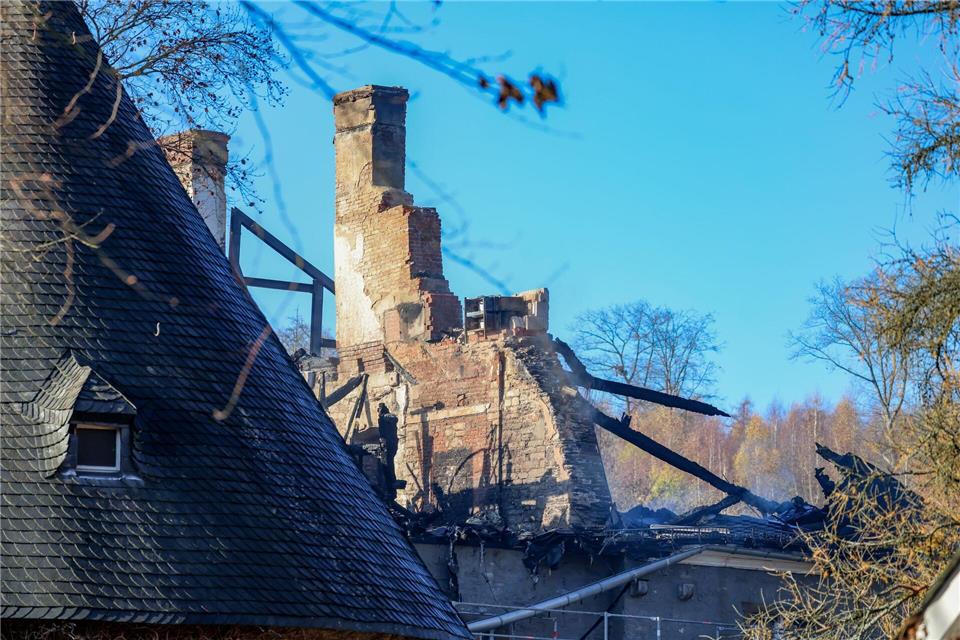 Nur die Grundmauern sind noch sichtbar im ausgebrannten Dachstuhl von Schloss Hardenberg.Christoph Reichwein/dpa