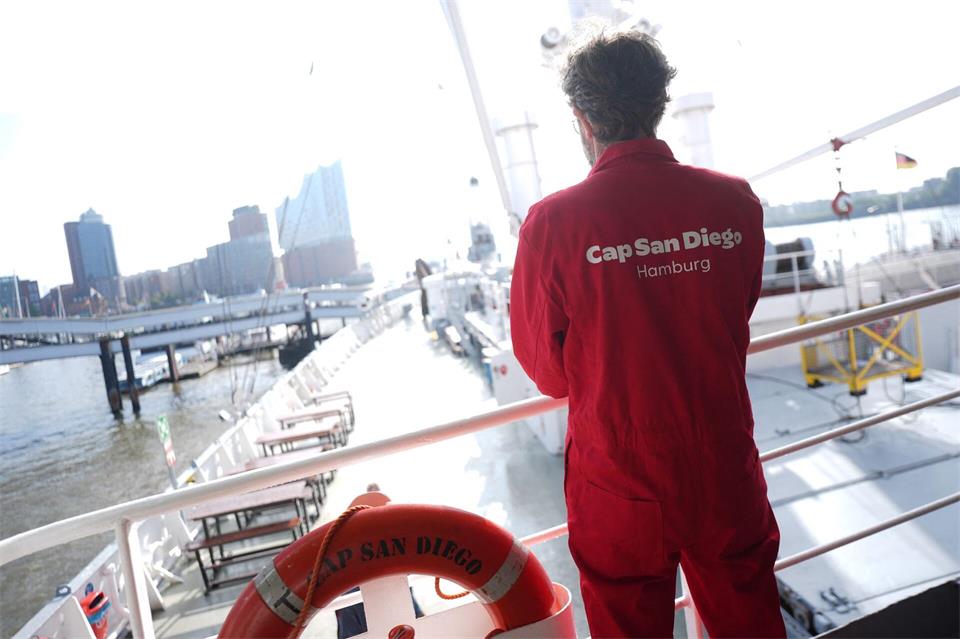Nur durch die zahlreichen Ehrenamtlichen bleibt die „Cap San Diego“ erhalten. Rund 120 Menschen stecken in ihrer Freizeit viel Herzblut in die Pflege des Schiffes.Marcus Brandt/dpa