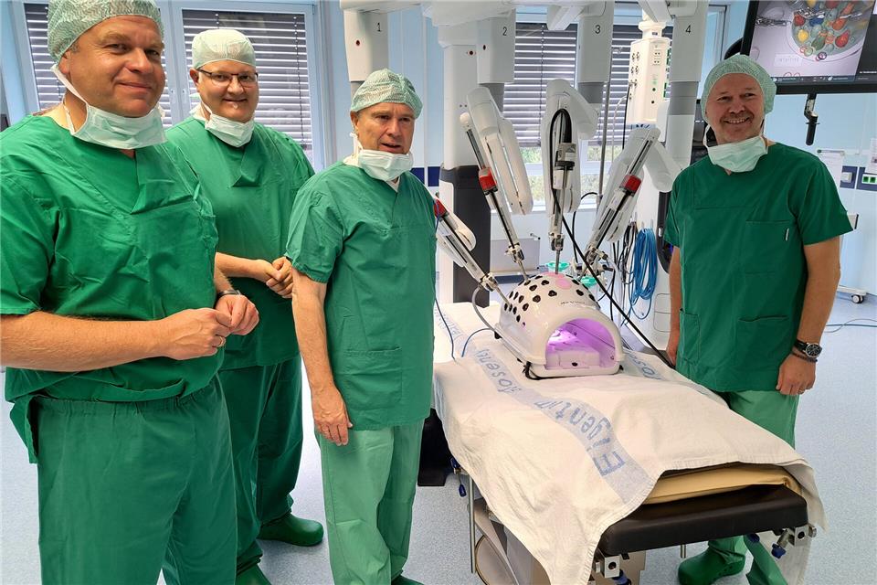 Nur ein Operateur ist „echt“: Staatssekretär Matthias Heidmeier (l.), Landrat Dr. Kai Zwicker (2. v. r.) und Krankenhaus-Geschäftsführer Christoph Bröcker (r.) ließen sich das Gerät von Chefarzt Dr. Christian Wagner erläutern.