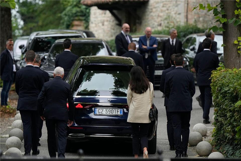 Nur ein kleiner Kreis von Angehörigen, Freunden und engsten Mitarbeitern von Armani waren zur Feier eingeladen.Luca Bruno/AP/dpa