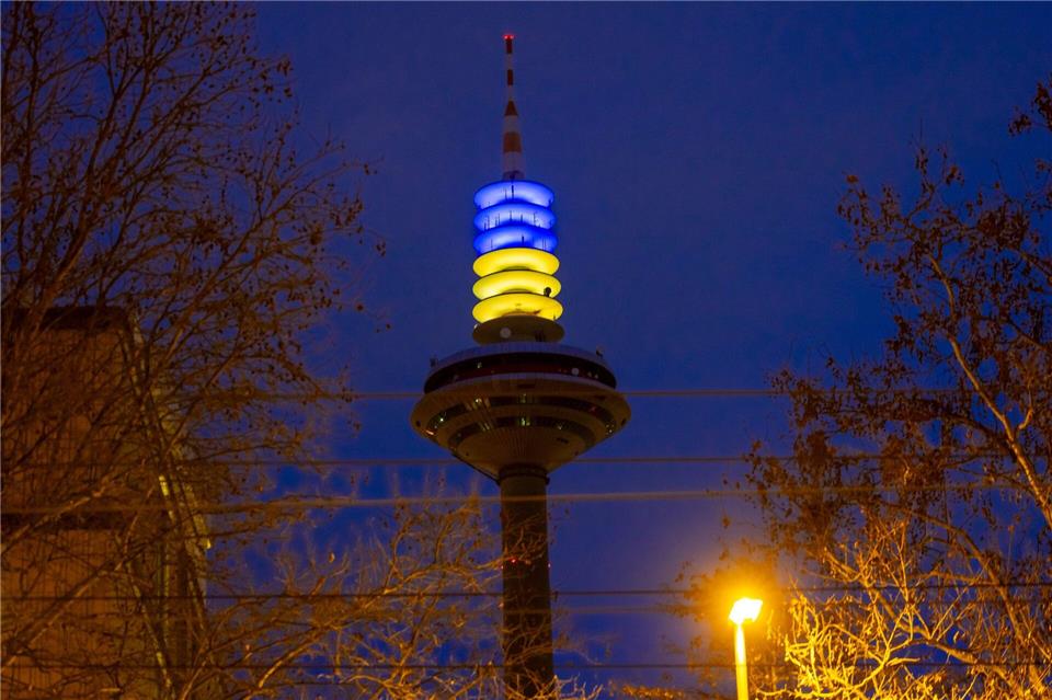 Nur ein kleines Zeichen: Zum dritten Jahrestag des russischen Angriffs auf die Ukraine leuchtete der Europaturm in Frankfurt im Februar 2025 in den Nationalfarben des Landes blau und gelb. (Symbolbild)Helmut Fricke/dpa