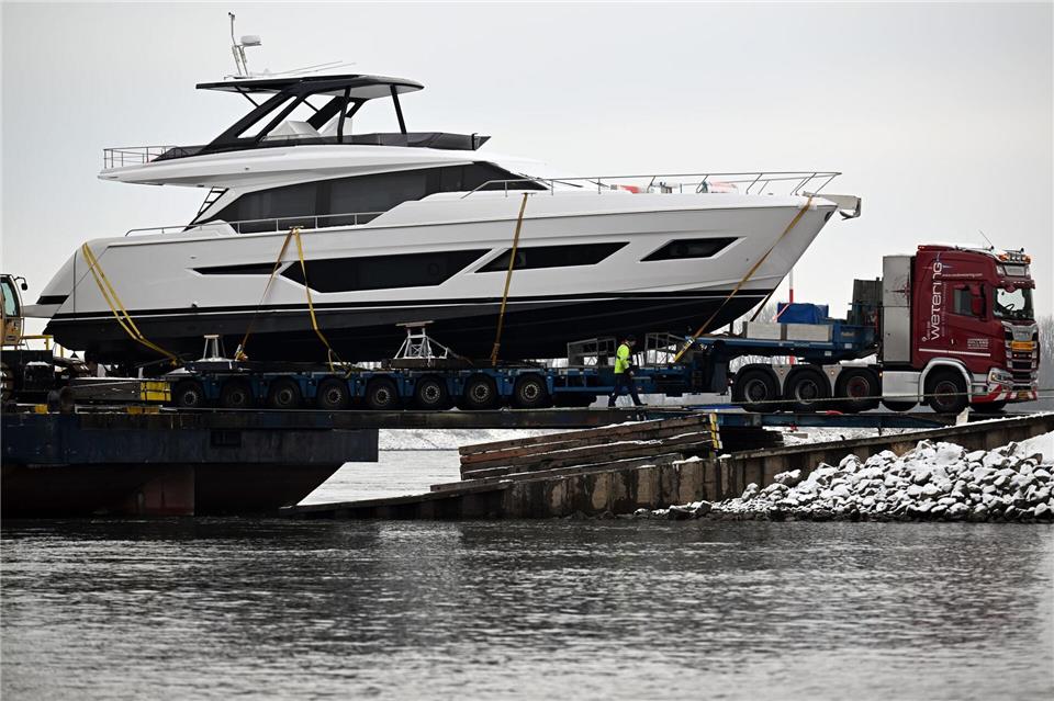 Nur ein paar Meter noch, dann ist das Ufer erreicht. Hier ein Foto vom Bootstyp Ferretti FY 720, was bis zu 4,6 Millionen Euro kostet.Federico Gambarini/dpa
