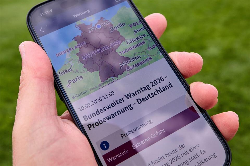 Nur eine Probe: Auf einem Handy ist die Warnmeldung zu sehen.Jens Büttner/dpa