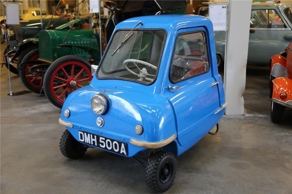 Nur eine Tür und einen Seitenspiegel besitzt das Auto.Benjamin Müller/dpa