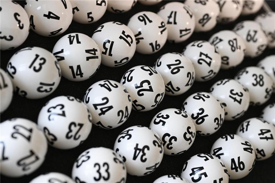 Nur eine Zahl fehlte zur ersten Gewinnklasse: Die Lottospielerin erhält trotzdem einen Millionenbetrag auf ihr Konto. (Symbolbild)Arne Dedert/dpa