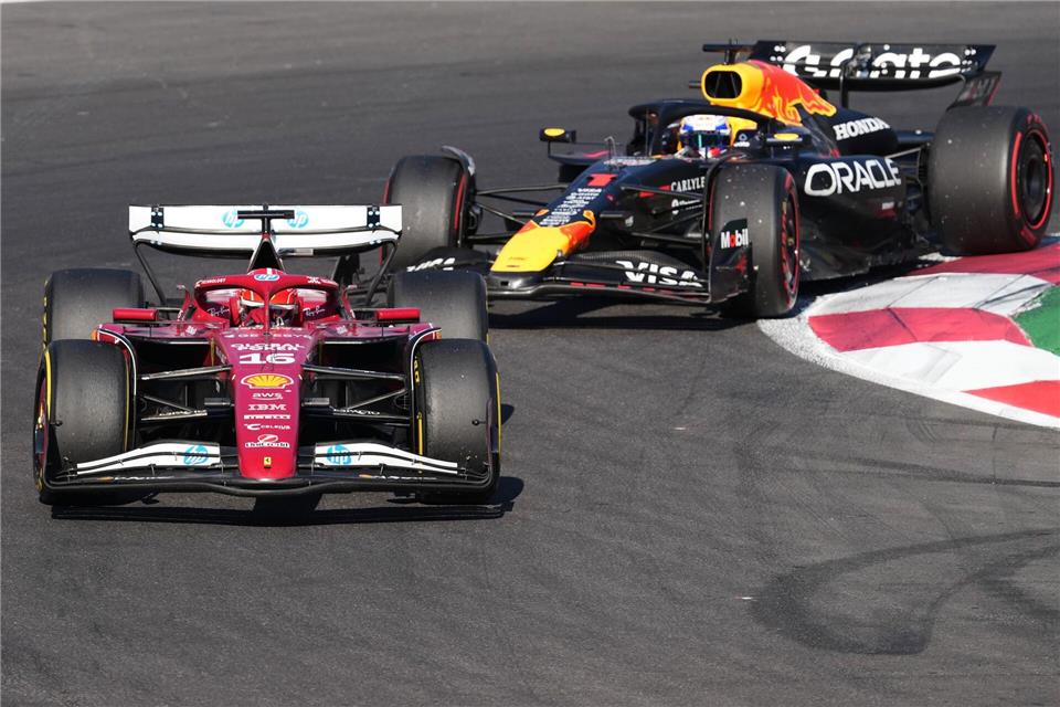 WM-Dreikampf spitzt sich zu: Norris-Sieg vor Verstappen  Nur eine virtuelle Safety-Car-Phase rettete Charles Leclerc (vorn) am Ende gegen Max Verstappen.Eduardo Verdugo/AP/dpa
