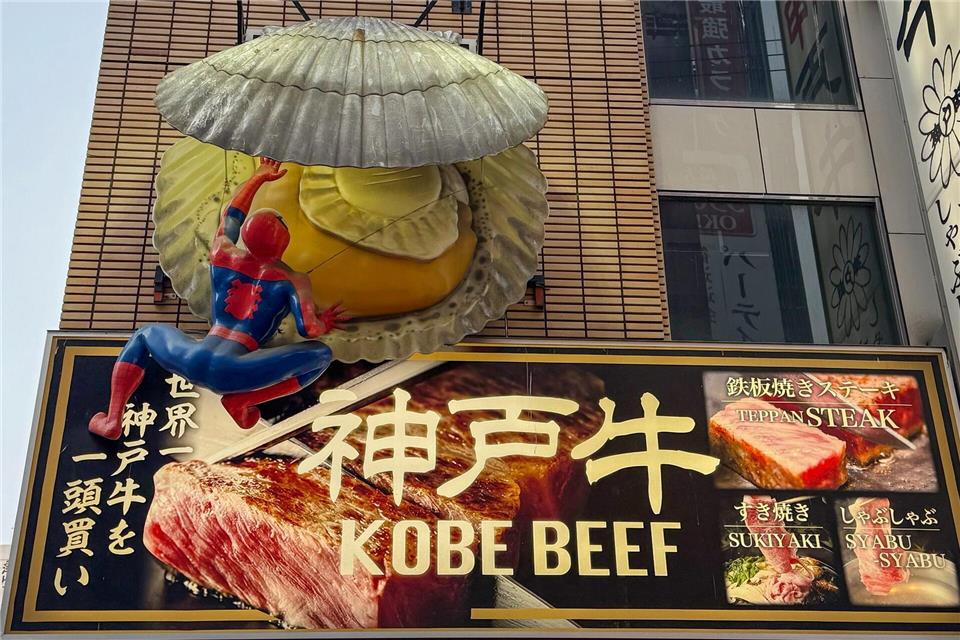 Nur eine von vielen Fassaden-Dekorationen in Dotonbori: ein „Spiderman“, der es mit einer Jakobsmuschel zu tun bekommt.Ralf Johnen/dpa-tmn