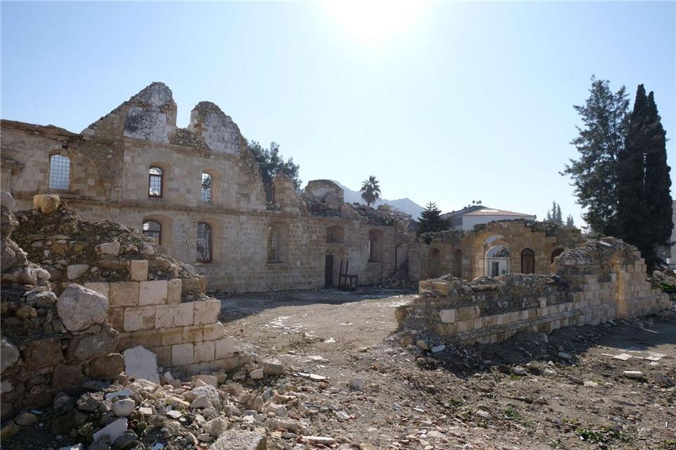 Nur einige Mauern der Kirche hielten dem verheerenden Beben standMirjam Schmitt/dpa