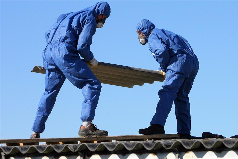 Nur etwas für Profis: Wer mit Asbest arbeitet, muss eine spezielle Schutzkleidung tragen.Bernd Wüstneck/dpa-Zentralbild/dpa-tmn