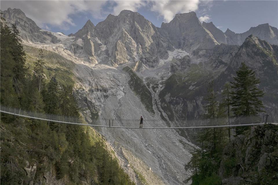Nur für Schwindelfreie: Hängebrücke auf dem Wanderweg zur Sciorahütte in der SchweizGian Ehrenzeller/KEYSTONE/dpa