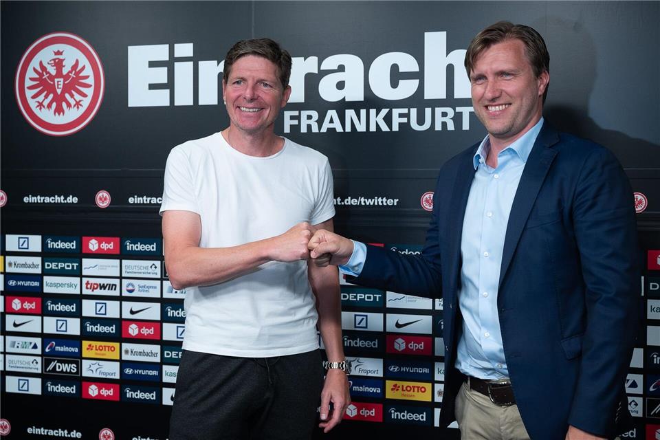 Nur für zwei Jahre ein Team: Oliver Glasner (l) und Eintracht-Manager Markus Krösche. (Archivbild)Sebastian Gollnow/dpa