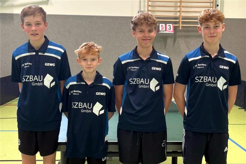Nur gemeinsam hat‘s funktioniert – sowohl mit der Meldung in der U19-Bezirksliga als auch mit dem ersten Saisonsieg: (von links) Anton Loker und Lukas Harnath vom TSV Raesfeld sowie Leonard Stambor und Lutz Ebbert vom TV Borken.