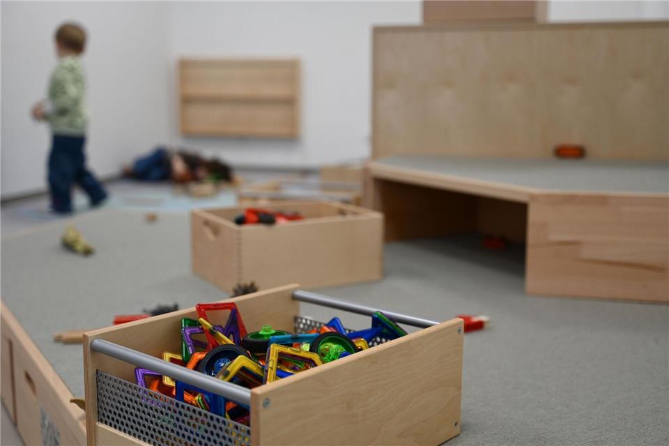 Nur jede zehnte Kita in Hessen verfügt einer Studie zufolge über die empfohlenen personellen Ressourcen. (Symbolbild)  Maximilian von Klenze/dpa